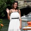 Cercada por fotógrafos ao pegar um barco em Veneza, Bruna Marquezine exibiu um vestido branco leve, usado com sandálias pretas
