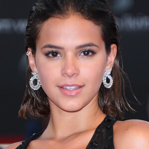 A atriz Bruna Marquezine exibiu brilhosos brincos da joalheria Chopard no Festival de Cinema de Veneza, em 3 de setembro de 2017