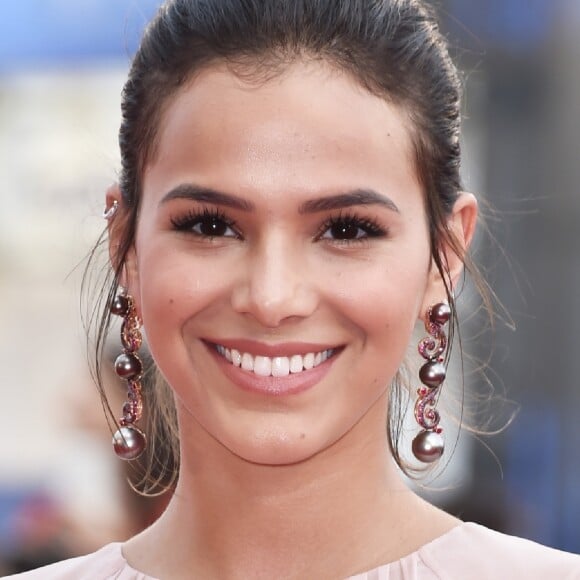 Os brincos compridos de Bruna Marquezine são assinados pela joalheria Chopard. 'Apaixonada por esses brincos', disse a atriz no Instagram