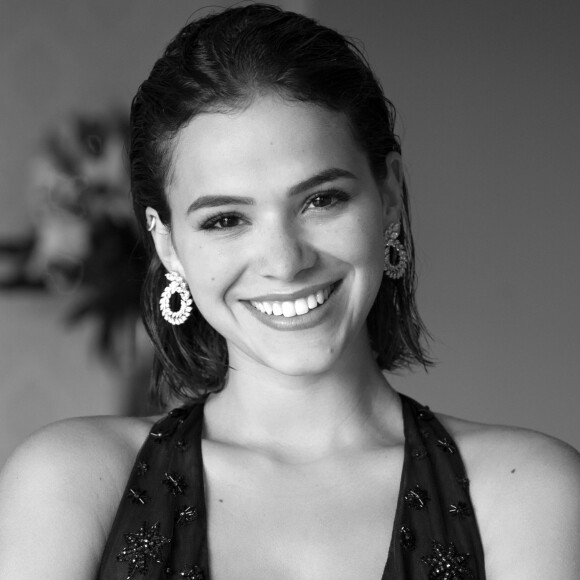 Bruna Marquezine apostou no visual wet hair, penteado com efeito molhado, no Festival de Cinema de Veneza