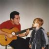 Dani Boy canta com Daniel, aos sete anos, em 2000