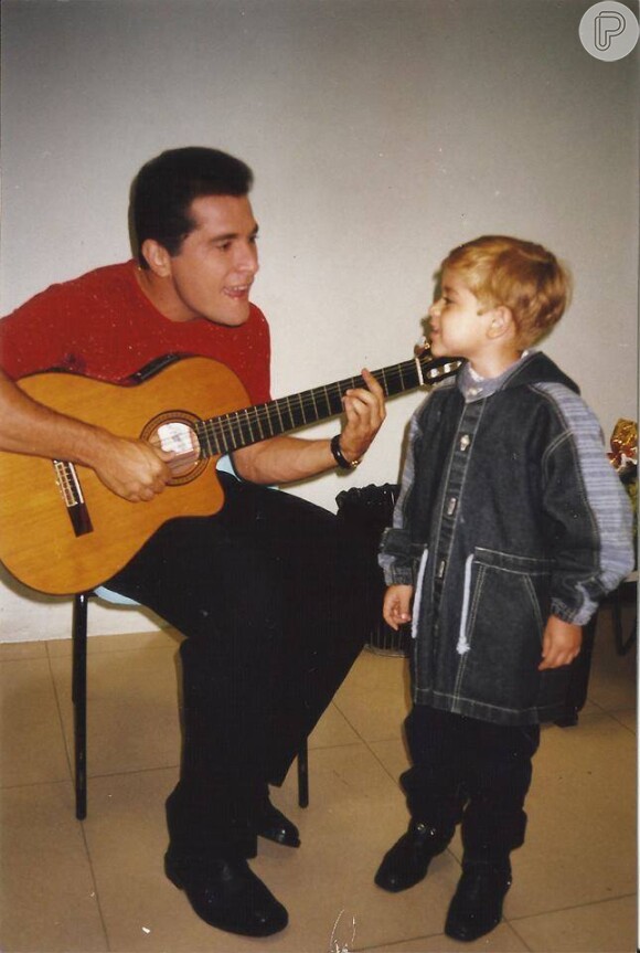 Dani Boy canta com Daniel, aos sete anos, em 2000