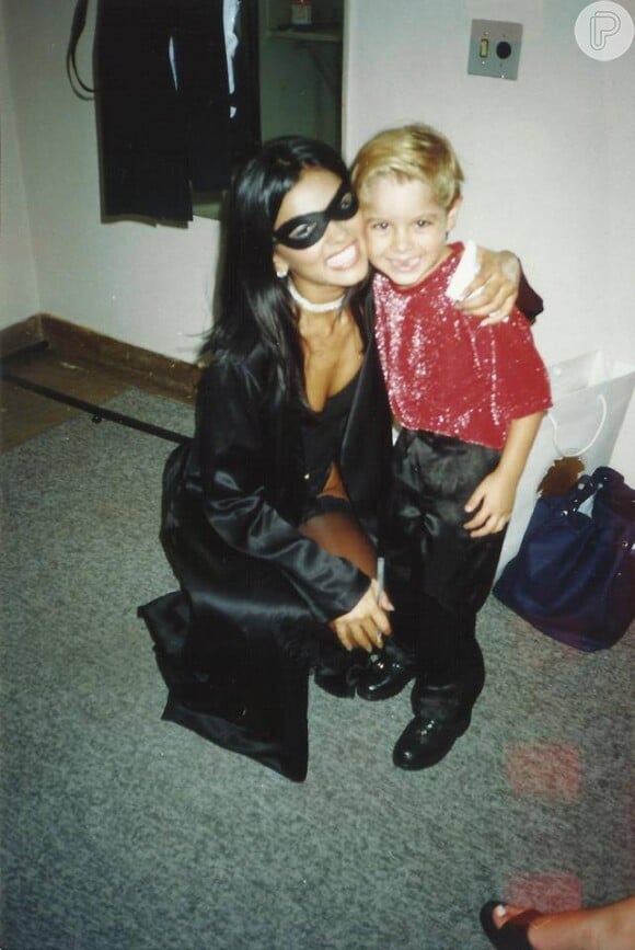 Em 1999, aos seis anos, Dani Boy posa ao lado de Suzana Alves, a Tiazinha
