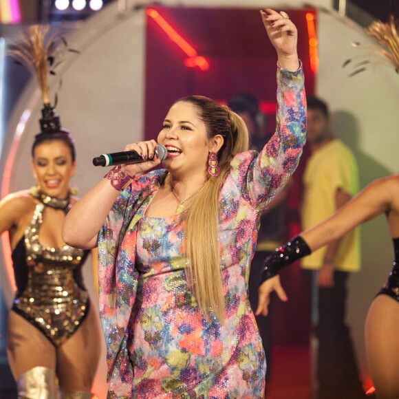 Marília Mendonça comentou a fase de solteira e brincou: 'Se toda vez que eu beijar na boca virar notícia, lascou, vai ser toda semana'
