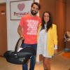 Ricardo Pereira e a mulher, Francisca Pinto, deixam maternidade no Rio após nascimento de Julieta