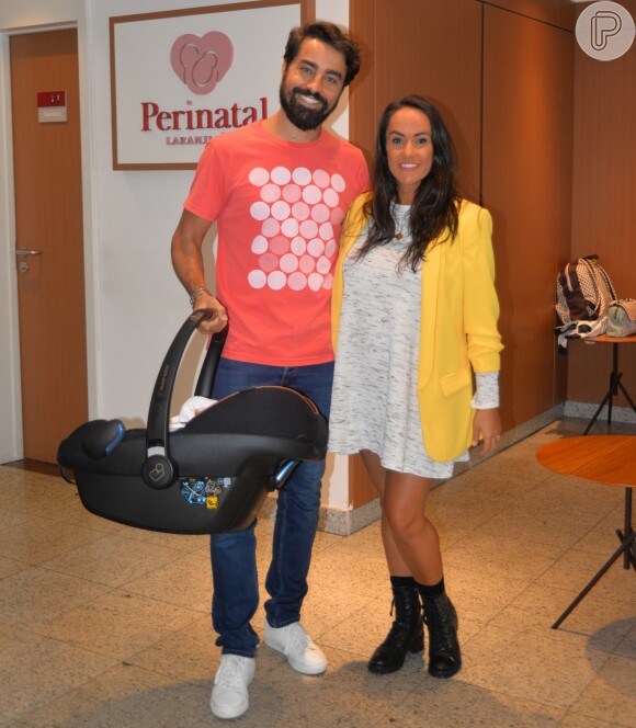 Ricardo Pereira e a mulher, Francisca Pinto, deixam maternidade no Rio após nascimento de Julieta