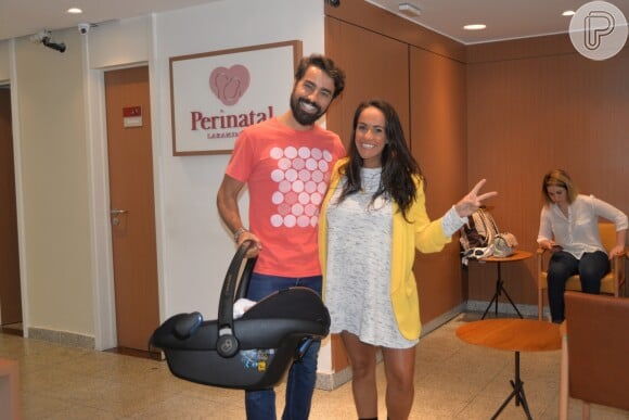 Ricardo Pereira e Francisca Pinto deixaram a maternidade Perinatal, em Laranjeiras, na Zona Sul do Rio de Janeiro, na tarde desta segunda-feira, 4 de agosto de 2017