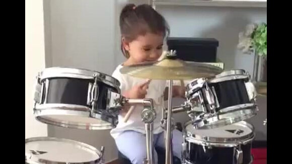 Deborah Secco filma a filha, Maria Flor, aprendendo a tocar bateria nesta segunda-feira, dia 04 de setembro de 2017