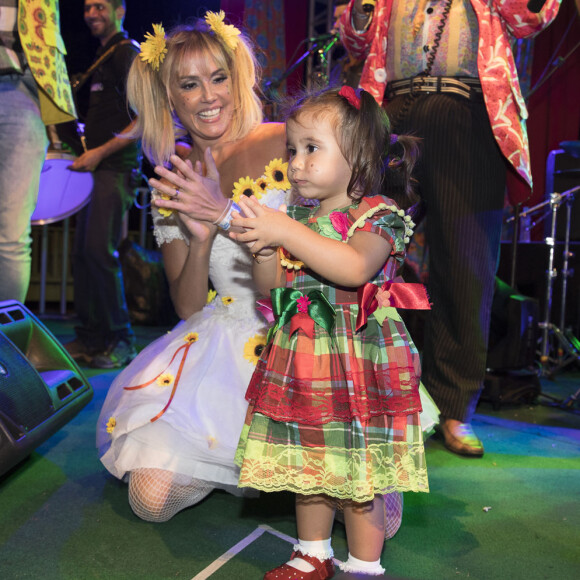 Deborah Secco comemorou ao ver a pequena Maria Flor aprendendo um instrumento