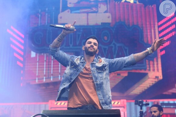 Gusttavo Lima foi um dos cantores que se apresentaram no 'Festeja Niterói' neste domingo, 3 de setembro de 2017