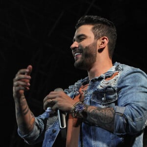 Gusttavo Lima ganhou bolo e parabéns pelos seus 27 anos em show