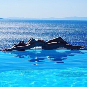 Giovanna Ewbank exibiu as curvas em uma piscina de Mykonos, na Grécia