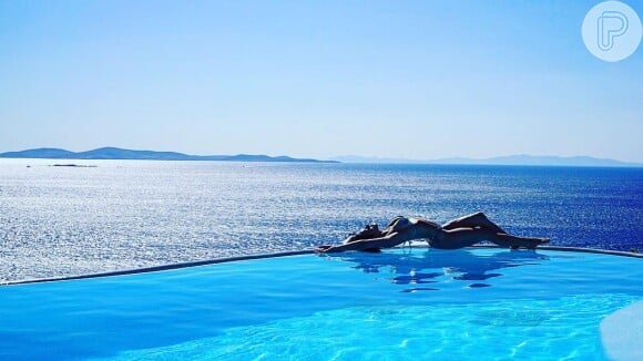 Giovanna Ewbank exibiu as curvas em uma piscina de Mykonos, na Grécia