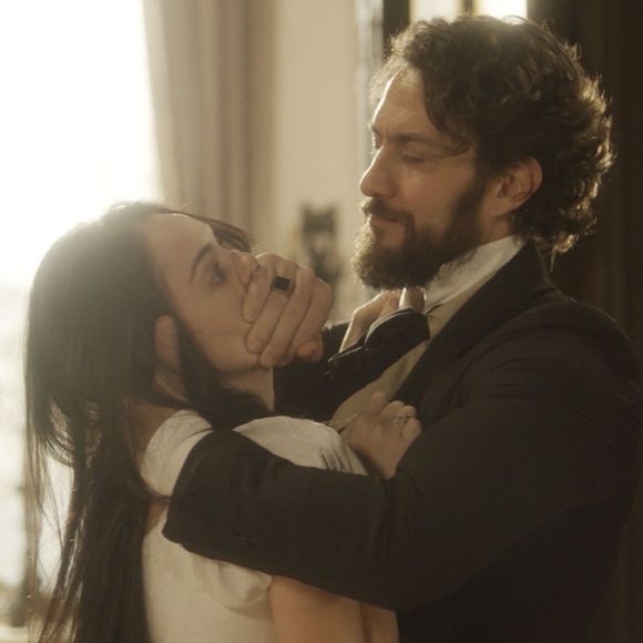 Na reta final da novela 'Novo Mundo', Thomas (Gabriel Braga Nunes) reaparece vivo e faz Anna (Isabelle Drummond) de refém