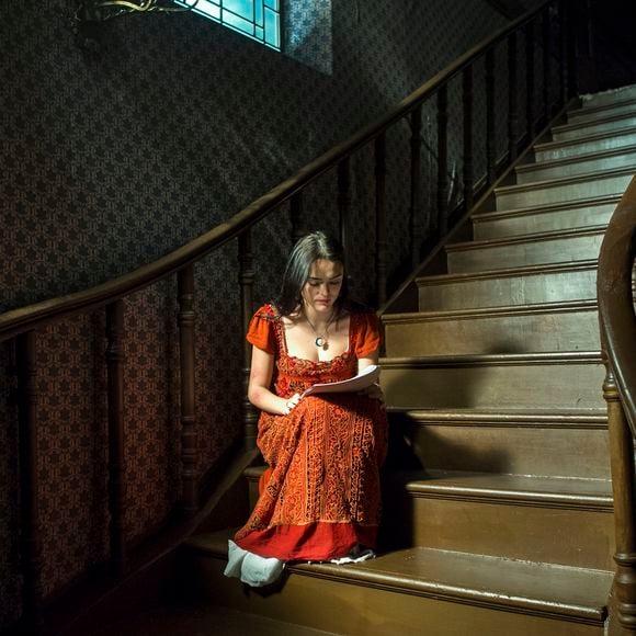 Fim da novela 'Novo Mundo', Anna (Isabelle Drummond) escreve uma peça de teatro para a companhia fundada por Joaquim (Chay Suede)