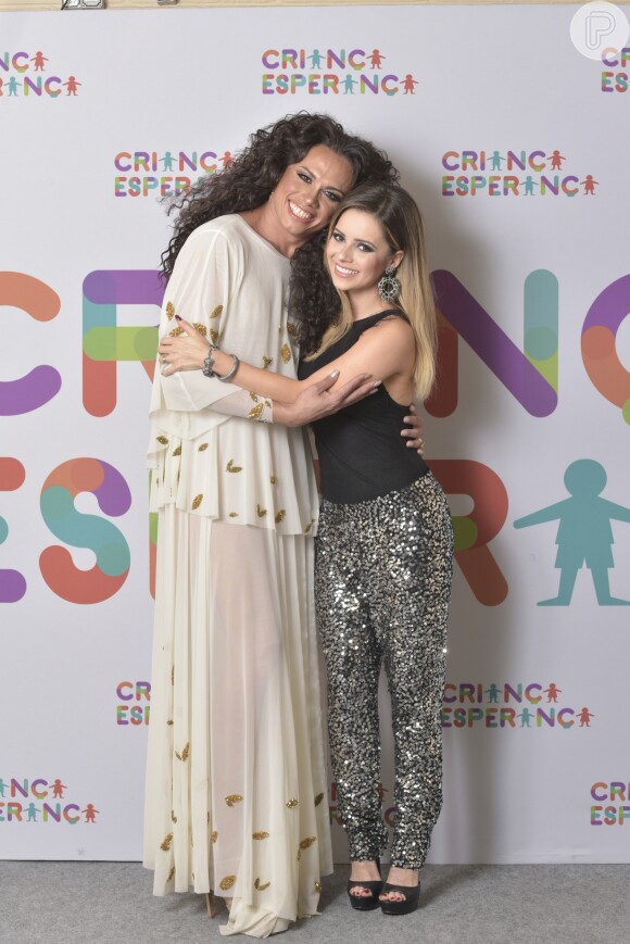 Para se apresentar no 'Criança Esperança 2017', em um dueto com Silvero Pereira, Sandy escolheu uma calça prateada de paetês