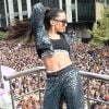 O look de Anitta, que deixava o top e a barra da roupa íntima à mostra, foi finalizado com uma bota de salto grosso e óculos escuros