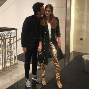 Famosa por seus looks elegantes, Marina Ruy Barbosa exibiu uma poderosa calça de paetês dourados, usada com sobretudo, em foto com o marido, Xandinho Negrão