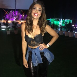 Juliana Paes combinou lingerie com calça de paetês Rosa Chá para curtir o Rock in Rio 2017, no dia 21 de setembro