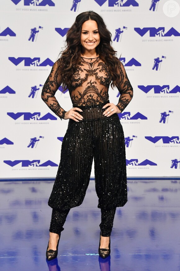 Demi Lovato brilhou com um bodysuit de rendas e calça tipo bombache de paetês – da coleção outono 2016 de Zuhair Murad –, no MTV Video Music Awards, realizado na Califórnia em 27 de agosto de 2017