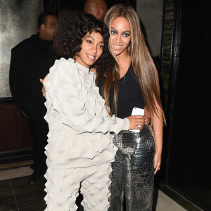 Ao lado da irmã Solange Knowles, Beyoncé exibiu uma calça croco de brilho metálico em evento em Nova York