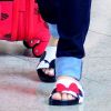 Larissa Manoela também investe nas sandálias estilo slide do Mickey e Minnie