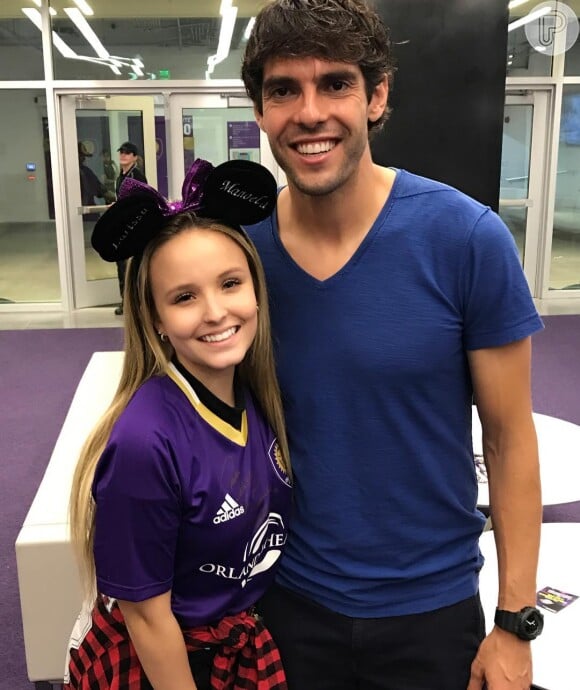 Larissa Manoela foi prestigiar o jogador Kaká, em uma partida do Orlando City, com tiara de orelhas de Mickey, em julho de 2017