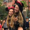 Larissa Manoela curtiu viagem à Disney com a família, o ex-namorado Thomaz Costa e a amiga Gabi Motta, com quem posou para as fotos usando um casaco com capuz com orelhas da Minnie Mouse