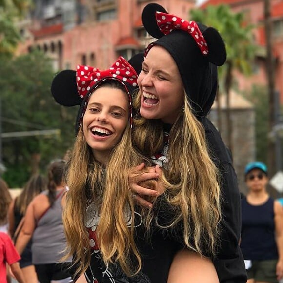 Larissa Manoela curtiu viagem à Disney com a família, o ex-namorado Thomaz Costa e a amiga Gabi Motta, com quem posou para as fotos usando um casaco com capuz com orelhas da Minnie Mouse