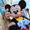 Larissa Manoela passou férias do mês de julho na Disney e tietou Mickey Mouse