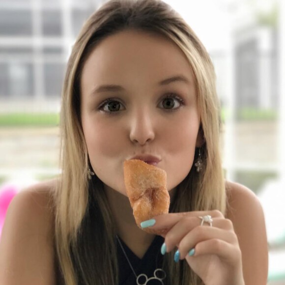 Larissa Manoela investiu em cordão do Mickey para curtir os parques da Disney, durante viagem a Orlando, nos Estados Unidos