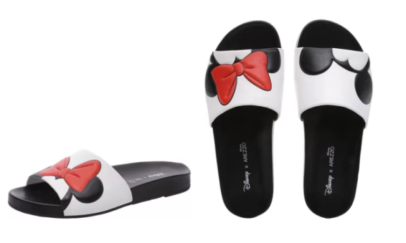 Larissa Manoela usou a sandália slide Pop, coleção Disney e parceria com a Arezzo