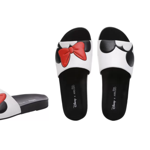 Larissa Manoela usou a sandália slide Pop, coleção Disney e parceria com a Arezzo