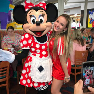 Larissa Manoela se declara fã do casal Mickey e Minnie em foto emocionada: 'A cara de choro já entrega o quanto gosto de verdade. Tenho muito orgulho de deixar esse sentimento puro dentro de mim'