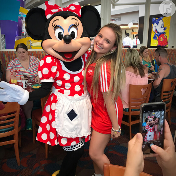 Larissa Manoela se declara fã do casal Mickey e Minnie em foto emocionada: 'A cara de choro já entrega o quanto gosto de verdade. Tenho muito orgulho de deixar esse sentimento puro dentro de mim'