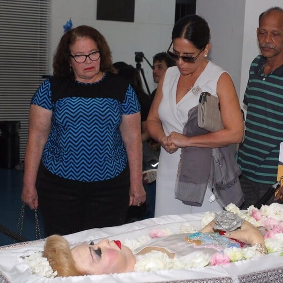 Gloria Pires passou pelo velório de Rogéria, no Teatro joão Caetano, no Centro do Rio de Janeiro, nesta terça-feira, 5 de setembro de 2017