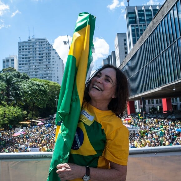 Para Regina Duarte, é importante ser ativa na política: 'Se não participar politicamente na história do seu país, vai ser passado para trás, enganado, ludibriado'