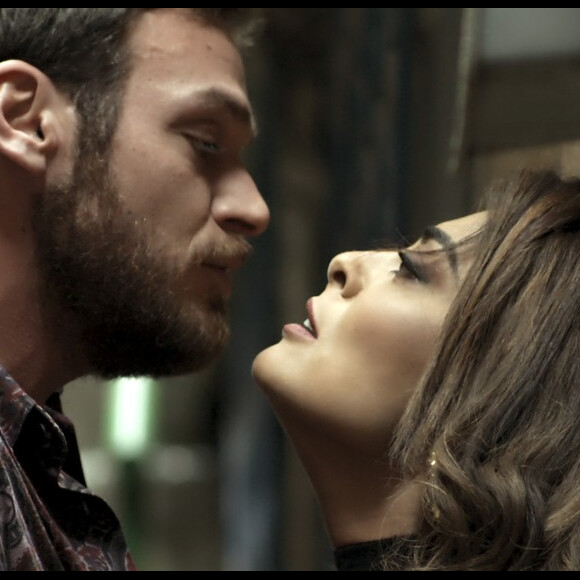 Rubinho (Emílio Dantas) confessa para Bibi (Juliana Paes) que a traiu com 'uma porção' de mulheres, mas em seguida diz que foi brincadeira e a seduz com beijos e carícias, na novela 'A Força do Querer'
