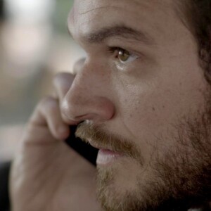 Bibi (Juliana Paes) pega Rubinho (Emílio Dantas) falando com Carine (Carla Diaz) ao telefone, na novela 'A Força do Querer'