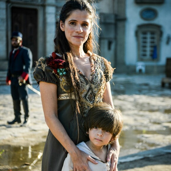 Elvira (Ingrid Guimarães) sai em turnê com sua companhia de teatro e Quinzinho (Théo de Almeida Lopes) decide ir com ela, no final da novela 'Novo Mundo', em 25 de setembro de 2016