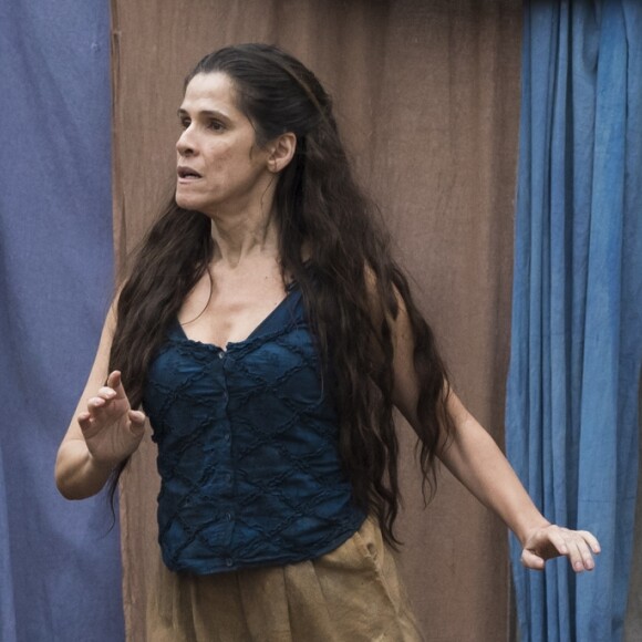 Elvira (Ingrid Guimarães) substitui uma grande atriz portuguesa no palco do Teatro Real, no fim da novela 'Novo Mundo'