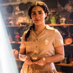 'Meu maior problema tem sido a linguagem. Em 'Malhação' era tudo muito atual e, agora, a gente tem que voltar no tempo', afirma Lívian Aragão sobre interpretar Angélica em 'Tempo de Amar'