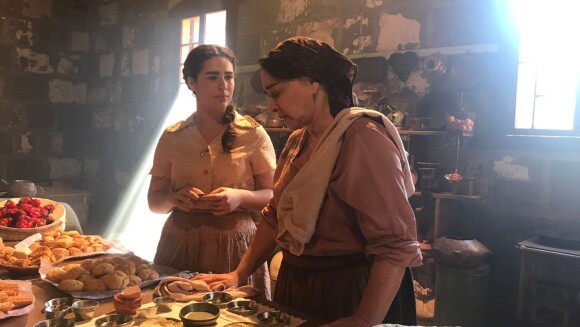 Em 'Tempo de Amar', Angélica (Lívian Aragão) ajuda a tia, Henriqueta (Nivea Maria), a preparar doces na cozinha de casa