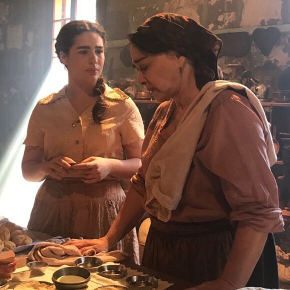 Em 'Tempo de Amar', Angélica (Lívian Aragão) ajuda a tia, Henriqueta (Nivea Maria), a preparar doces na cozinha de casa