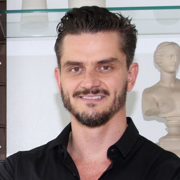 Marcos, ex-participante do 'Big Brother Brasil 17', se afirmou solteiro
