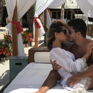 Além de pedir Mayra Cardi em casamento, Arthur Aguiar fez uma surpresa no quarto da empresária