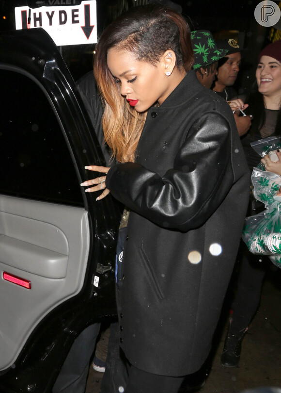 Rihanna exibe novo penteado, adquirido desde o ínicio de janeiro de 2013