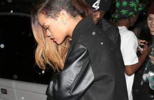 Rihanna curte a noite com amigos em boate de Los Angeles, nos Estados Unidos