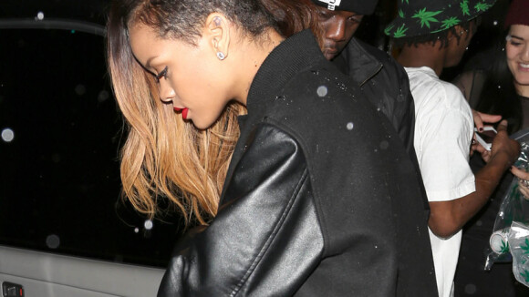 Rihanna curte a noite com amigos em boate de Los Angeles, nos Estados Unidos