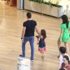Malvino Salvador passeia com a filha e a namorada ,Kyra Gracie, no Shopping Village Mall, na Barra da Tijuca, Zona Oeste do Rio de Janeiro, nesta terça-feira (22)